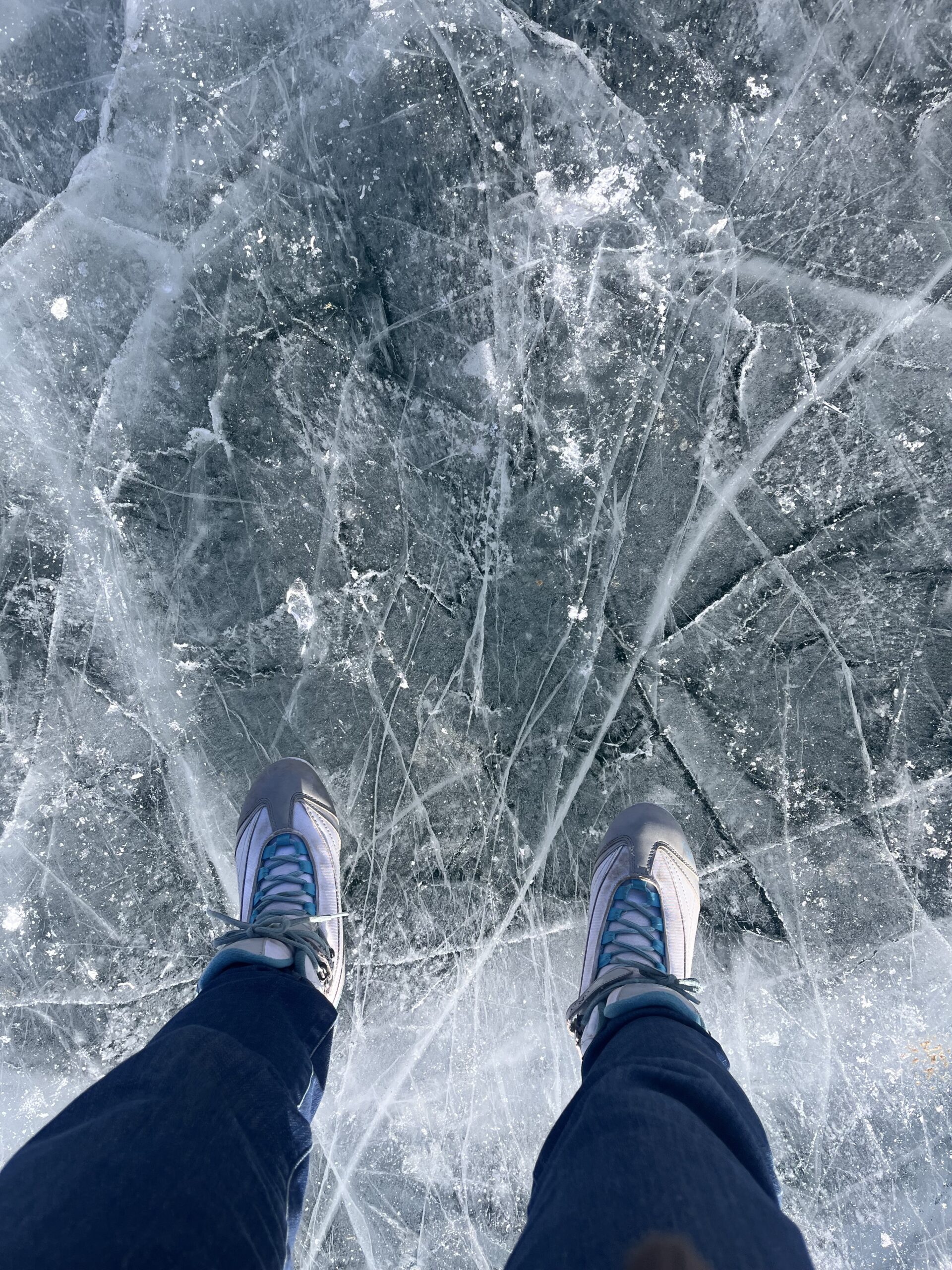 天然の湖でスケート！！キルギスの冬のスポーツアクティビティをご紹…