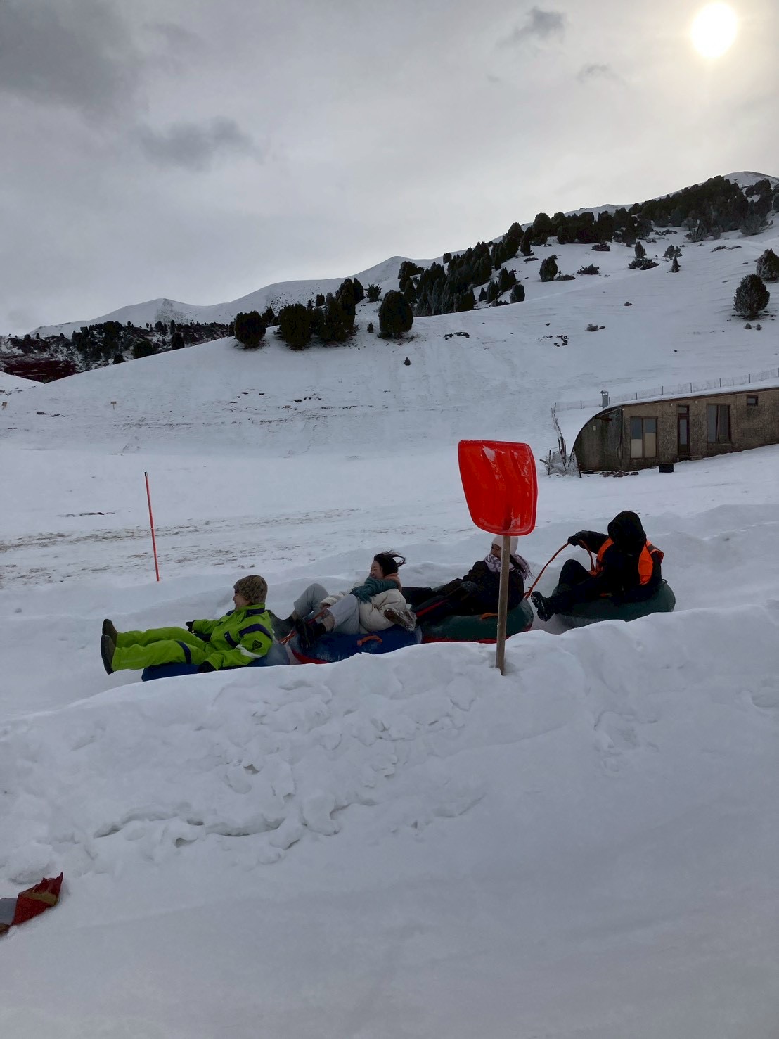 冬限定の全力ソリ滑り！初心者でも楽しいスノーチュービング！